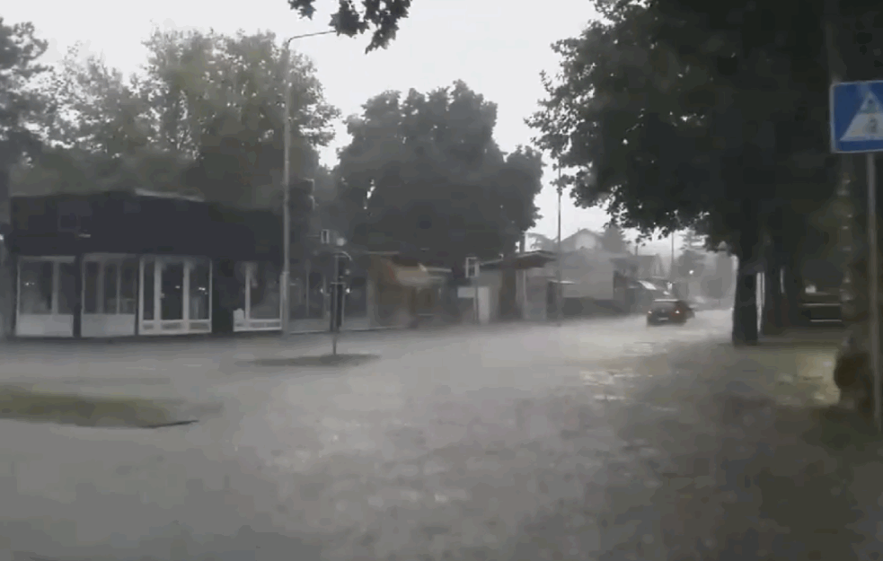 VEČERAŠNJE NEVREME NIJE ZAOBIŠLO NI POŽAREVAC: Jaka kiša potopila ulice, <span style='color:red;'><b>kijamet</b></span> paralisao grad 